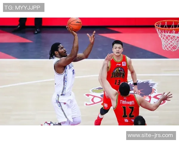 快船与篮网激战正酣比分悬念不断引发球迷热议